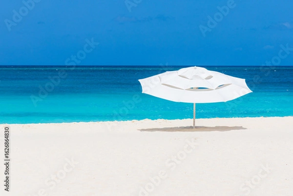 Fototapeta A lone beach umbrella on Eagle Beach on the island of Aruba. 