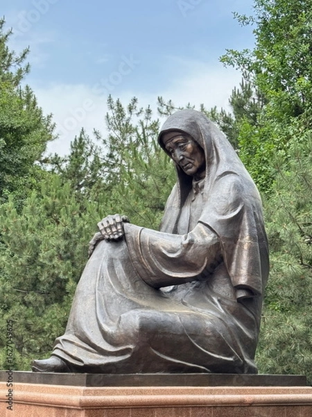 Fototapeta Statue of Crying Mother in front of the eternal fire in Tashkent, Uzbekistan 