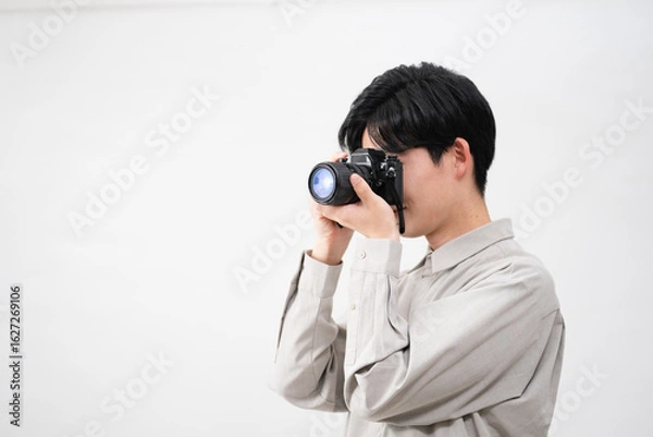 Fototapeta フィルムカメラを持っている若い男性