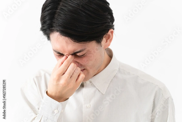 Fototapeta 長袖白シャツを着ている若い男性