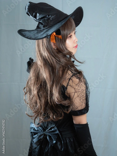 Obraz 【ハロウィン】魔女コスの女性