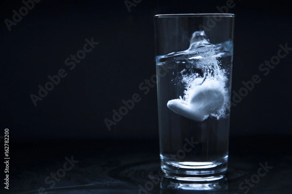 Obraz Tablets dissolving in water