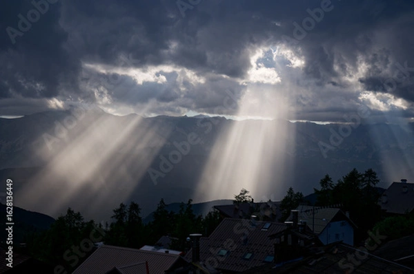 Fototapeta Rayons de soleil à travers les nuages - Alpes du Sud - France