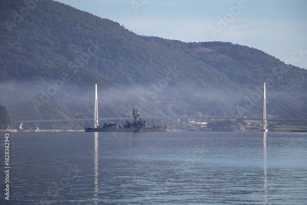 Obraz 吊り橋と護衛艦せんだい