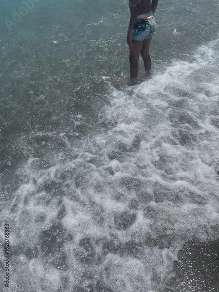 Obraz Feet in the Foam: Standing at the Edge of the Sea