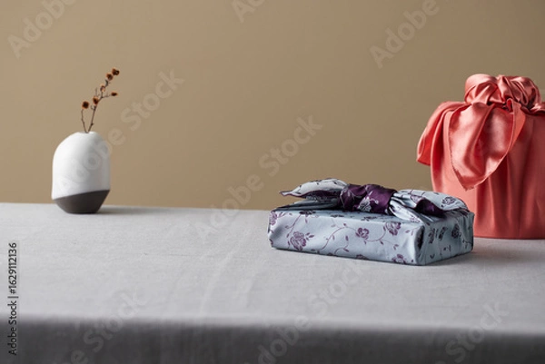 Fototapeta 한국의 명절과 기념일을 위한 재사용 가능한 수제 보자기 선물 포장.