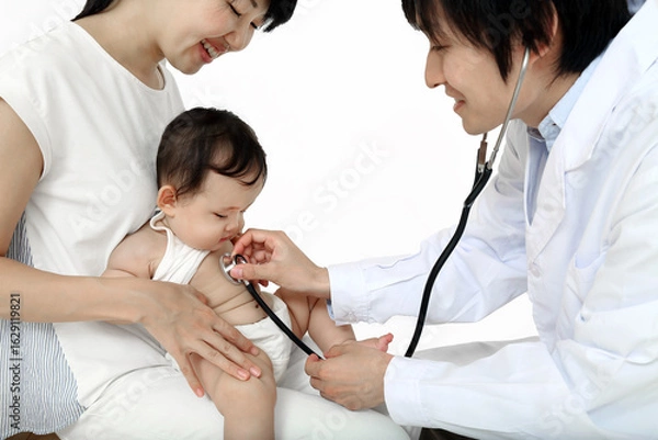 Obraz お母さんに抱かれ、聴診器で診察される赤ちゃん