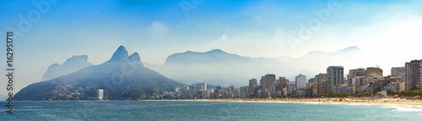 Fototapeta Panoramiczny krajobraz plaż Arpoador, Ipanema i Leblon w Rio de Janeiro z niebem i wzgórzem Dwóch braci, Vidigal i kamień Gavea w tle
