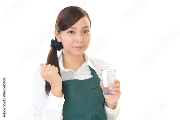 Obraz コップ一杯の水を持つ女性