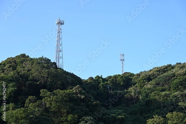 Obraz 伊豆の下賀茂の山にある携帯の鉄塔の風景