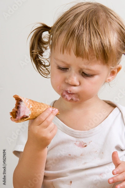 Obraz Dziecko jedzące lody