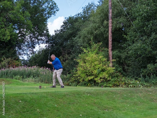 Obraz man driving off from tee