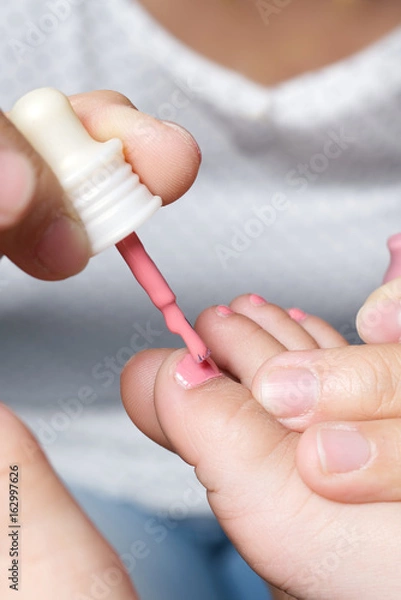Obraz mom doing paingting little toenails's daughter