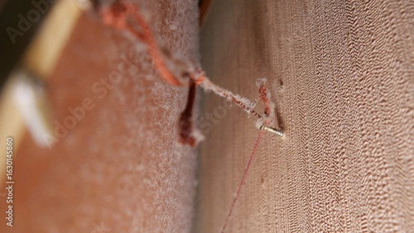 Fototapeta 埃が付着した絵画のフレームの裏側　壁とフレームの間