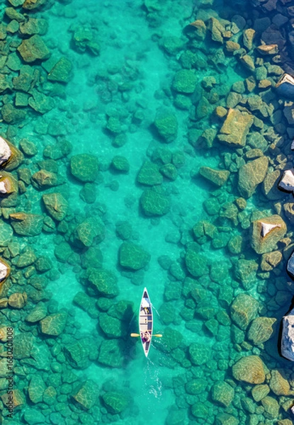 Obraz 透明な水面を進むカヌー。上空から見た自然の旅路