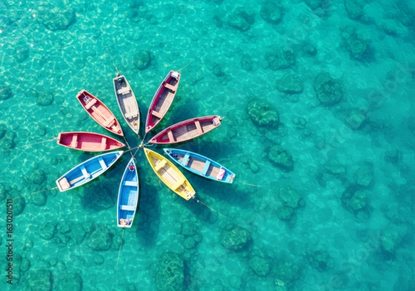 Obraz 南国の澄んだ海を上空から撮影した写真。海に浮かぶカラフルなボート。