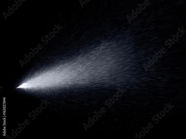 Fototapeta Spray mgły wodnej z kropli w ruchu na białym na czarnym tle.
