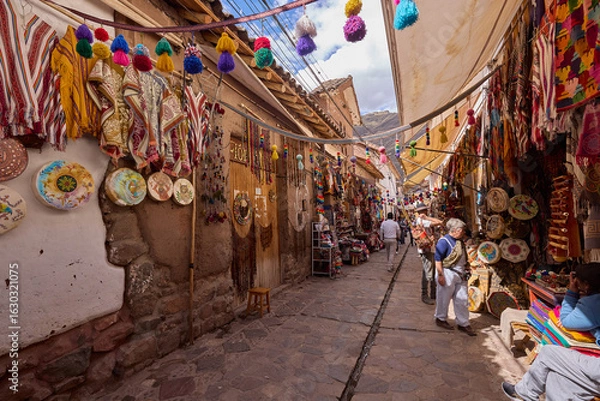 Fototapeta Pisac Market is one of the most vibrant and famous markets in the Sacred Valley of Peru, drawing visitors from around the world. It is a colorful hub of traditional Andean culture.