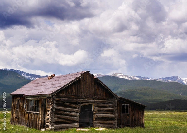 Fototapeta abandoned cabin in the Colorado mountains