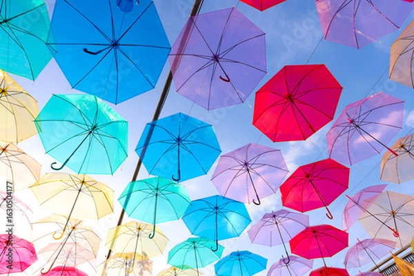 Obraz 夏の晴れた日の夕空を覆うカラフルなアンブレラスカイ