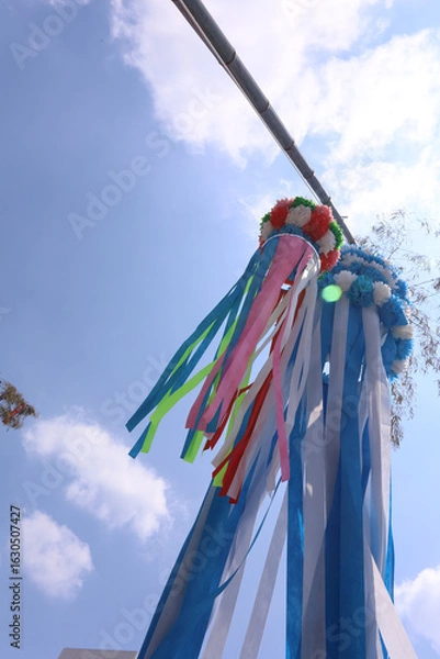 Obraz 夏の青空と太陽の日差し、風に揺れる吹き流し