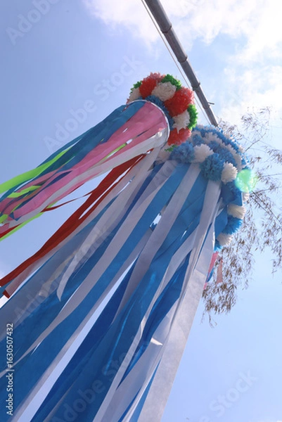 Obraz 夏の青空と太陽の日差し、風に揺れる吹き流し