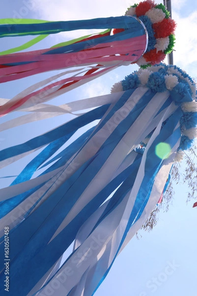 Obraz 夏の青空と太陽の日差し、風に揺れる吹き流し