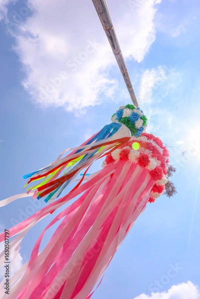 Obraz 夏の青空と太陽、風に揺れる吹き流し