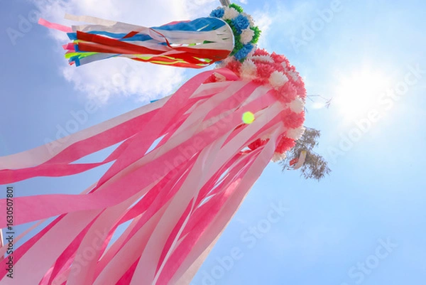 Obraz 夏の青空と太陽、風に揺れる吹き流し