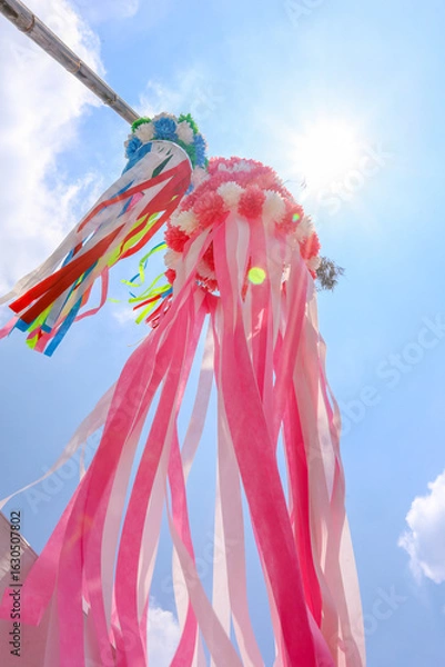 Obraz 夏の青空と太陽、風に揺れる吹き流し