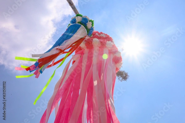 Obraz 夏の青空と太陽、風に揺れる吹き流し