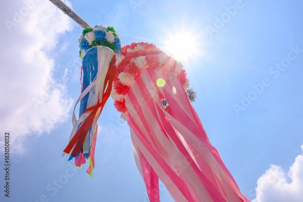 Obraz 夏の青空と太陽、風に揺れる吹き流し