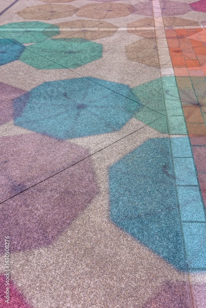 Obraz 夏の晴れた日に、地面に映る色とりどりの傘の影