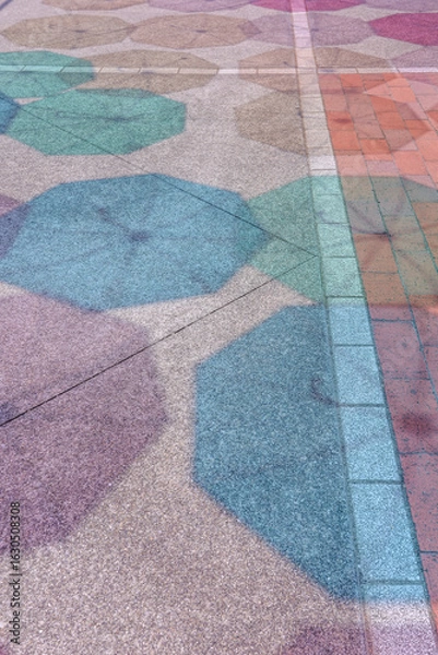 Obraz 夏の晴れた日に、地面に映る色とりどりの傘の影