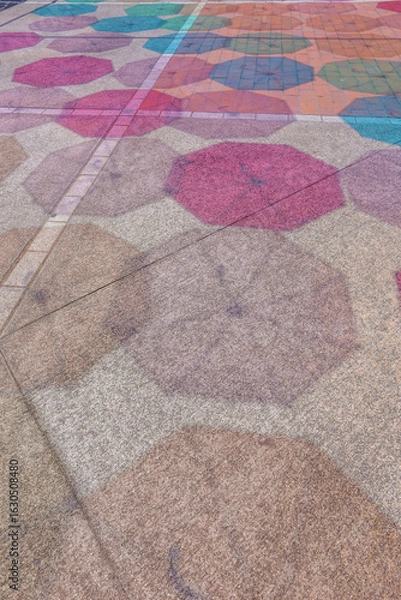 Obraz 夏の晴れた日に、地面に映る色とりどりの傘の影