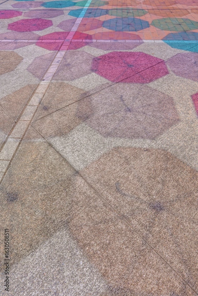 Fototapeta 夏の晴れた日に、地面に映る色とりどりの傘の影