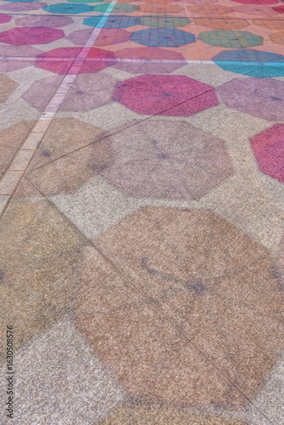 Obraz 夏の晴れた日に、地面に映る色とりどりの傘の影