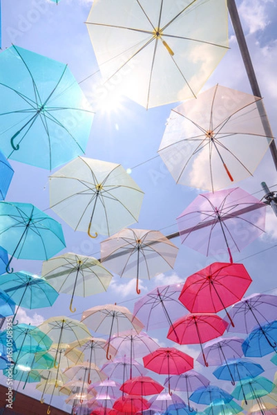 Fototapeta 夏の日差しを浴び青空を彩る、パステルのアンブレラスカイ。
