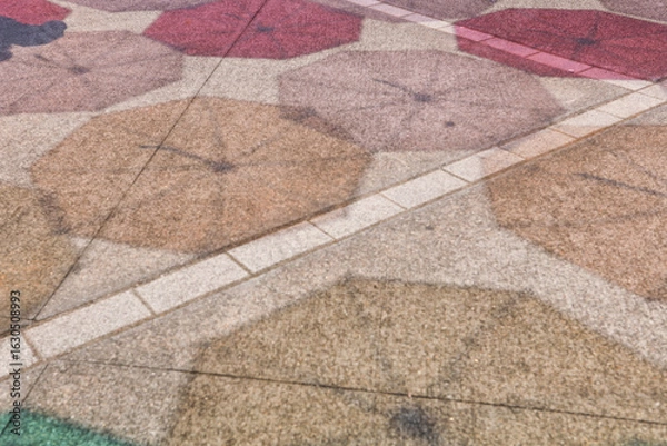 Obraz 夏の晴れた日に、地面に映る色とりどりの傘の影