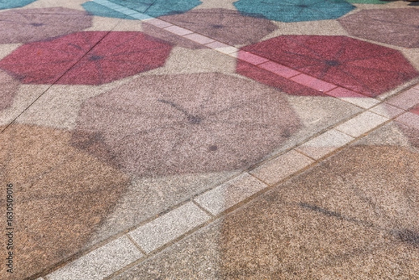 Obraz 夏の晴れた日に、地面に映る色とりどりの傘の影