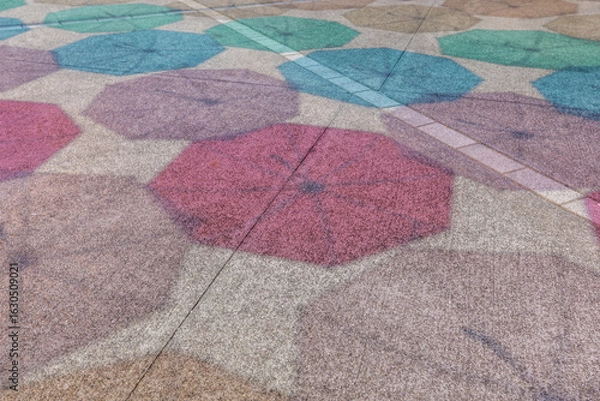 Obraz 夏の晴れた日に、地面に映る色とりどりの傘の影