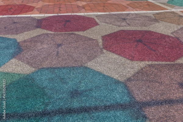 Obraz 夏の晴れた日に、地面に映る色とりどりの傘の影