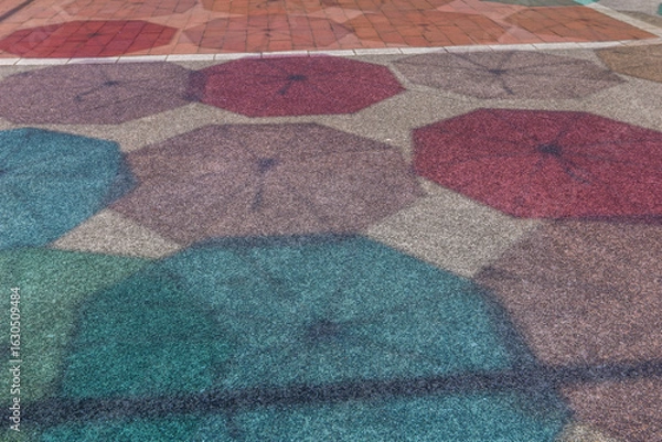 Obraz 夏の晴れた日に、地面に映る色とりどりの傘の影