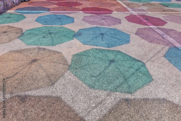 Obraz 夏の晴れた日に、地面に映る色とりどりの傘の影