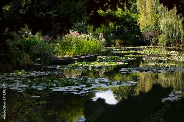 Fototapeta Famous pond with lilies in the garden of Claude Monet in Giverny, France.