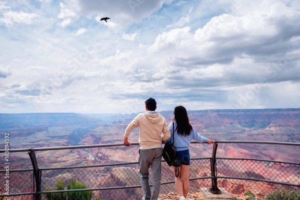 Obraz Couple looking out into the Grand Canyon scenic view