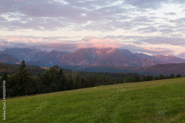 Obraz Piękne widoki na Tatry o wschodzie słońca z Przełęczy nad Łapszanką 