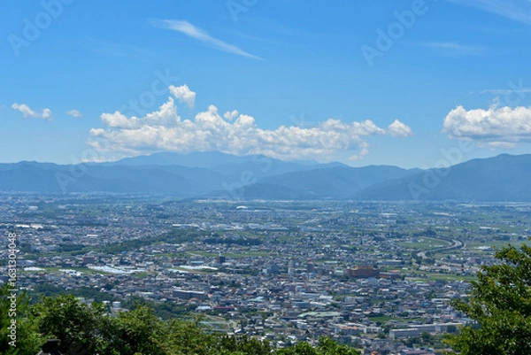 Obraz 高台から眺める松本市街と北アルプスの山々