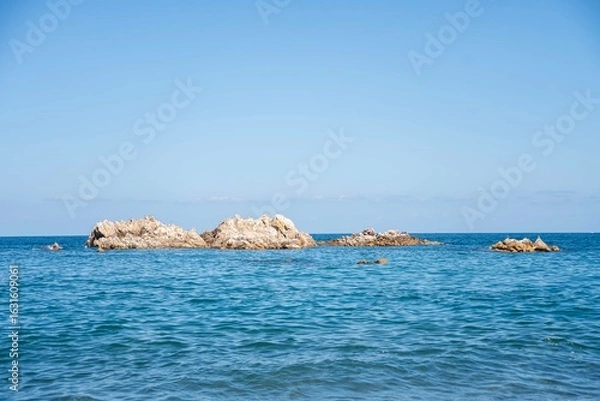 Fototapeta 바다 위 돌 섬