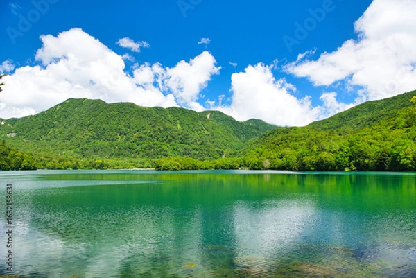 Fototapeta 栃木県日光市　奥日光の湯元温泉に広がる湯ノ湖